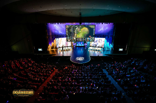 英雄凯旋！S15英雄联盟总决赛冠军战队回国，受到粉丝热烈欢迎。